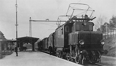 lska Kolej Grska. Elektrowz E42 z lekkim pocigiem pasaerskim na stacji Boguszw Gorce