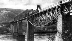 Parowz Tr12 (lub jego rumuski odpowiednik serii 140) z pocigiem pasaerskim na mocie granicznym nad Dniestrem w Zaleszczykach